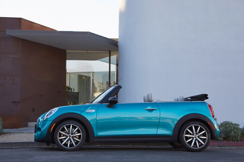 Illustration for article titled The 2016 Mini Cooper S Convertible Is A Huge Dose Of Fun With The Price Tag To Match